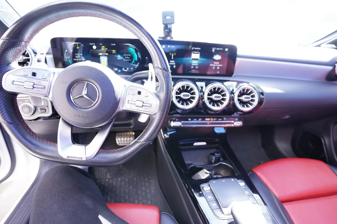 Mercedes à vendre, une voiture sportive de luxe qui allie performance puissante 