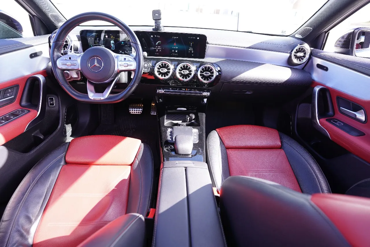 Mercedes à vendre, une voiture sportive de luxe qui allie performance puissante 