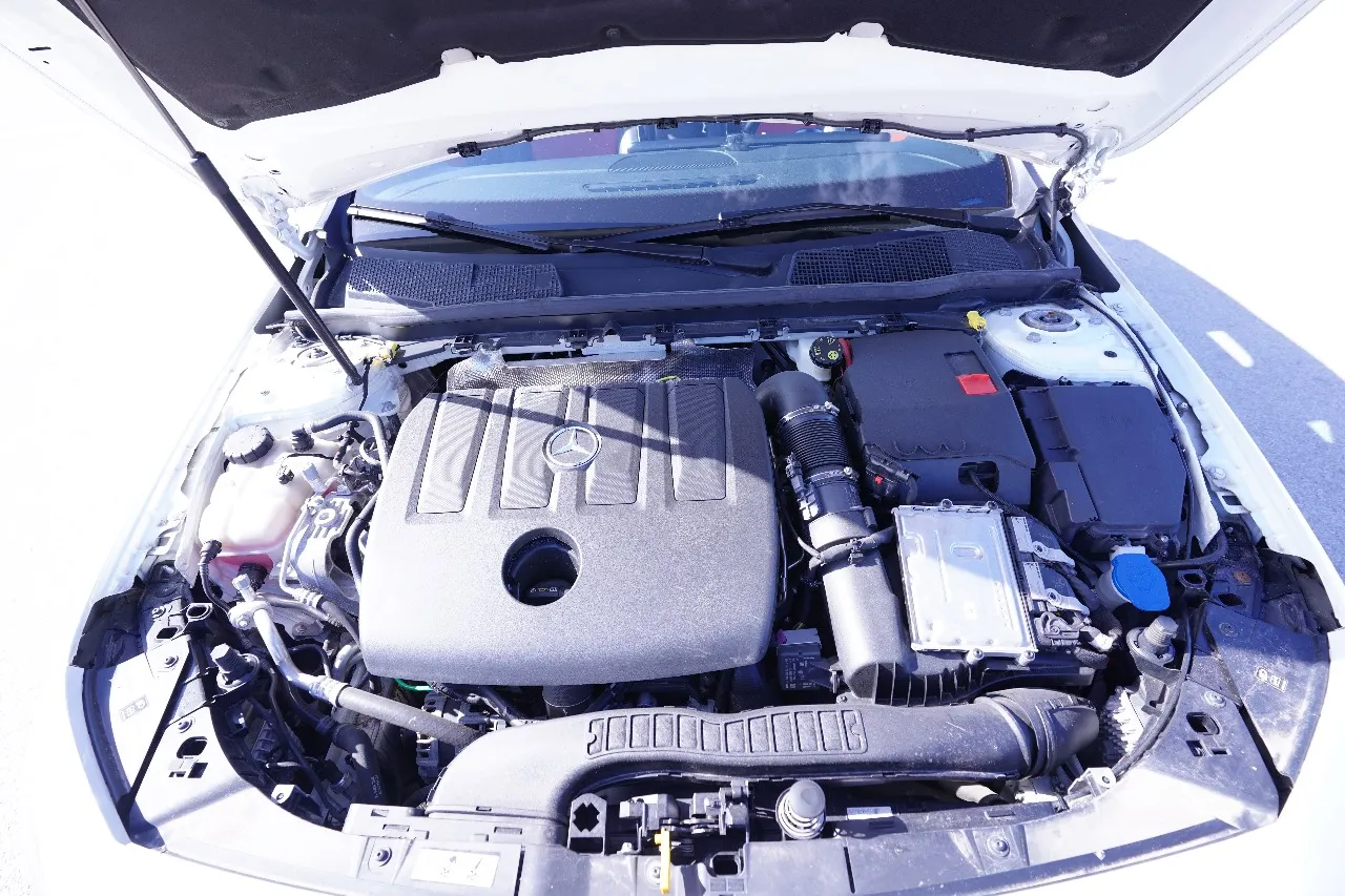 Mercedes à vendre, une voiture sportive de luxe qui allie performance puissante 