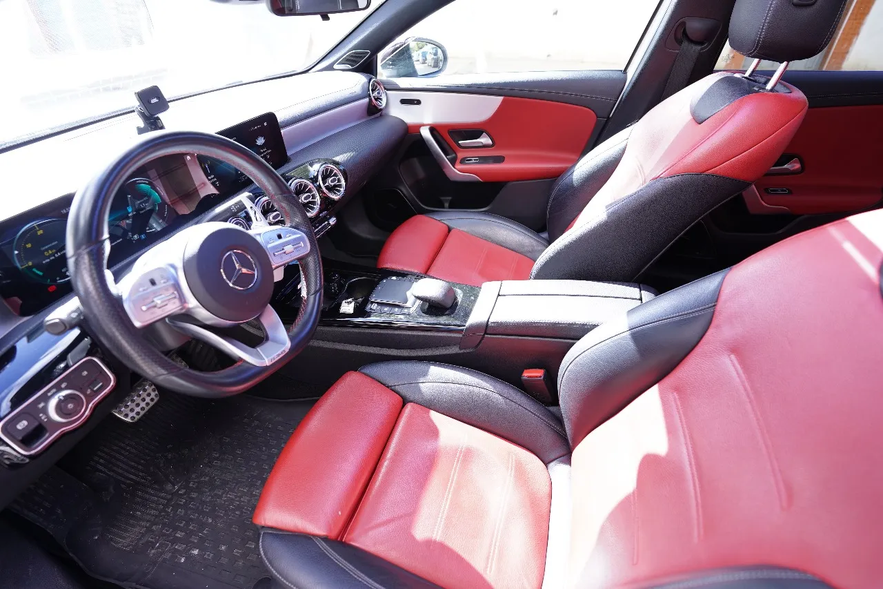 Mercedes à vendre, une voiture sportive de luxe qui allie performance puissante 