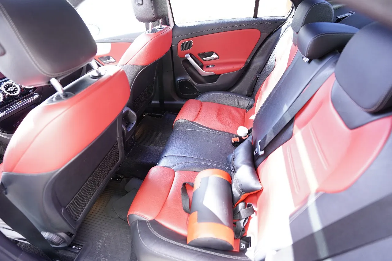 Mercedes à vendre, une voiture sportive de luxe qui allie performance puissante 