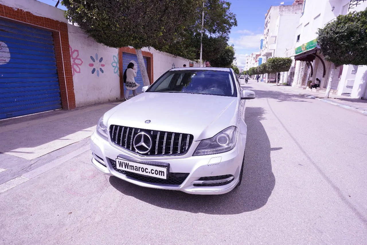 Mercedes-Benz C220 Automatique 2011 en Excellent État à Saisir
