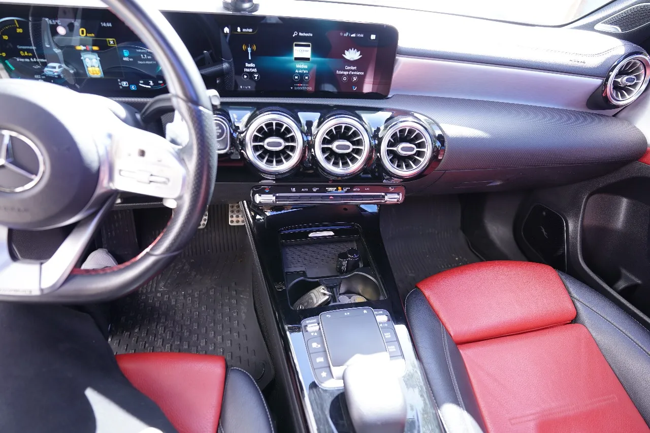 Mercedes à vendre, une voiture sportive de luxe qui allie performance puissante 