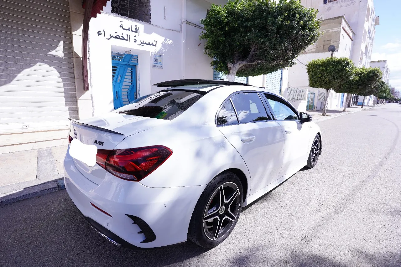 Mercedes à vendre, une voiture sportive de luxe qui allie performance puissante 