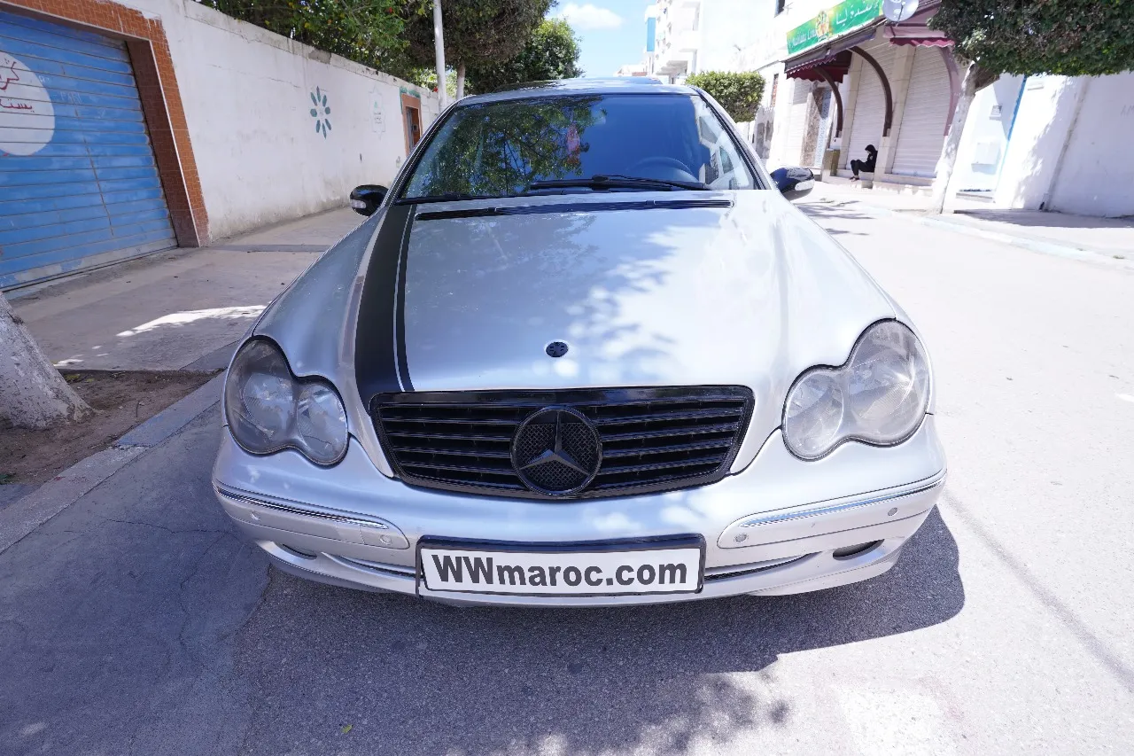 Exceptionnelle Mercedes 220 (2000) : Le Charme et la Qualité Allemande