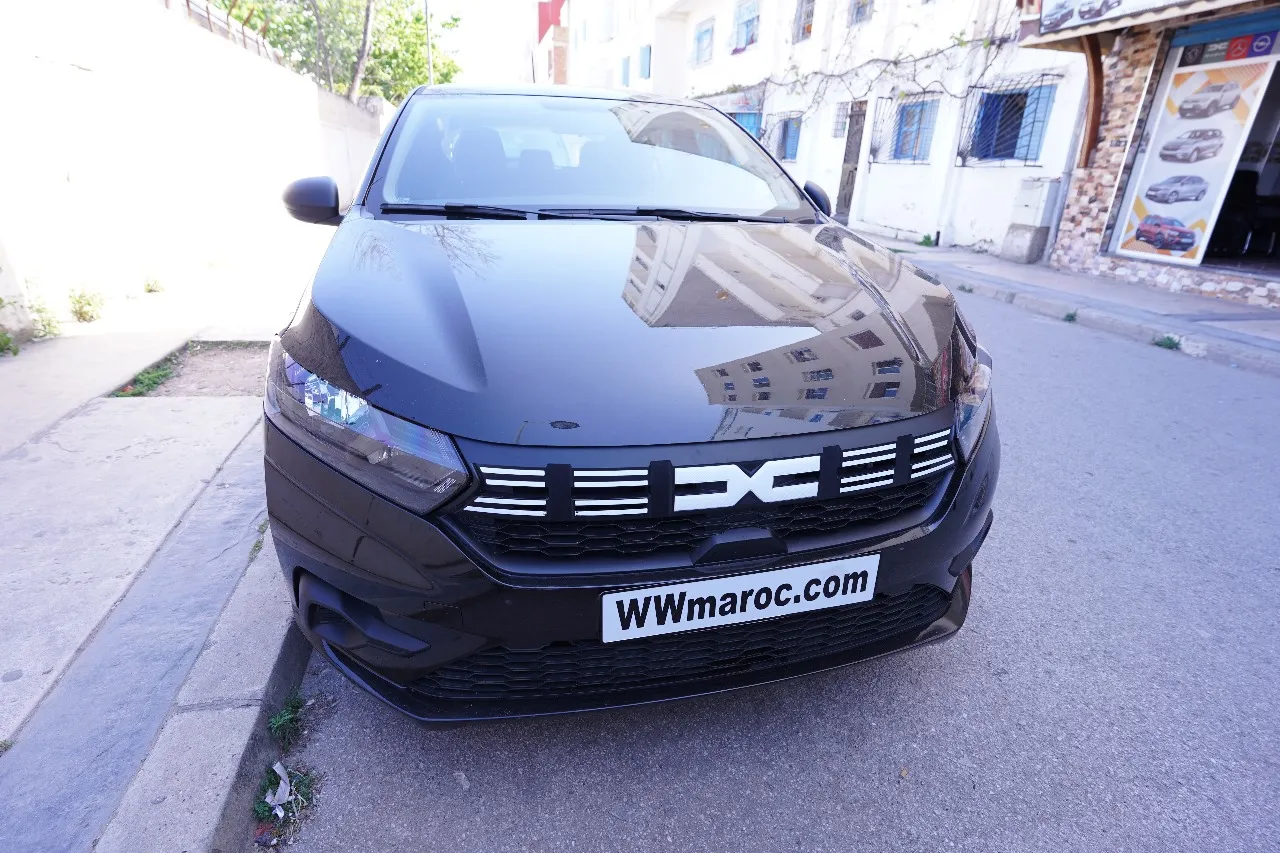 À louer à Martil : Dacia Sandero 2025 noire – Élégance et confort garantis