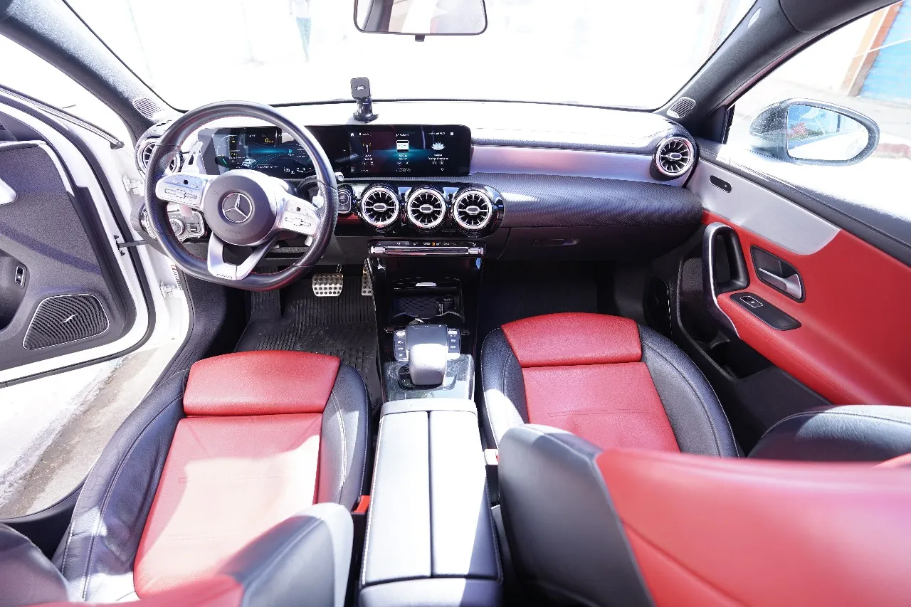 Mercedes à vendre, une voiture sportive de luxe qui allie performance puissante 
