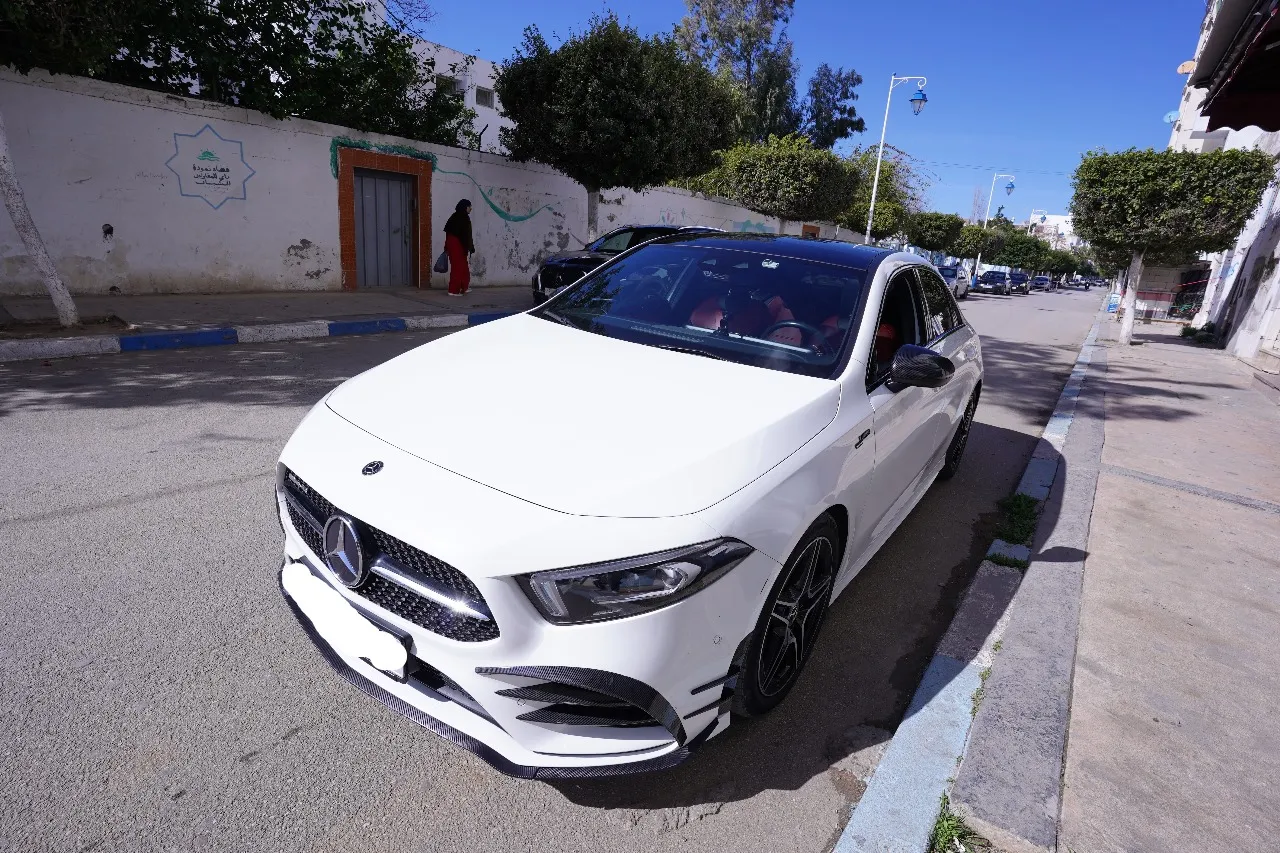 Mercedes à vendre, une voiture sportive de luxe qui allie performance puissante 