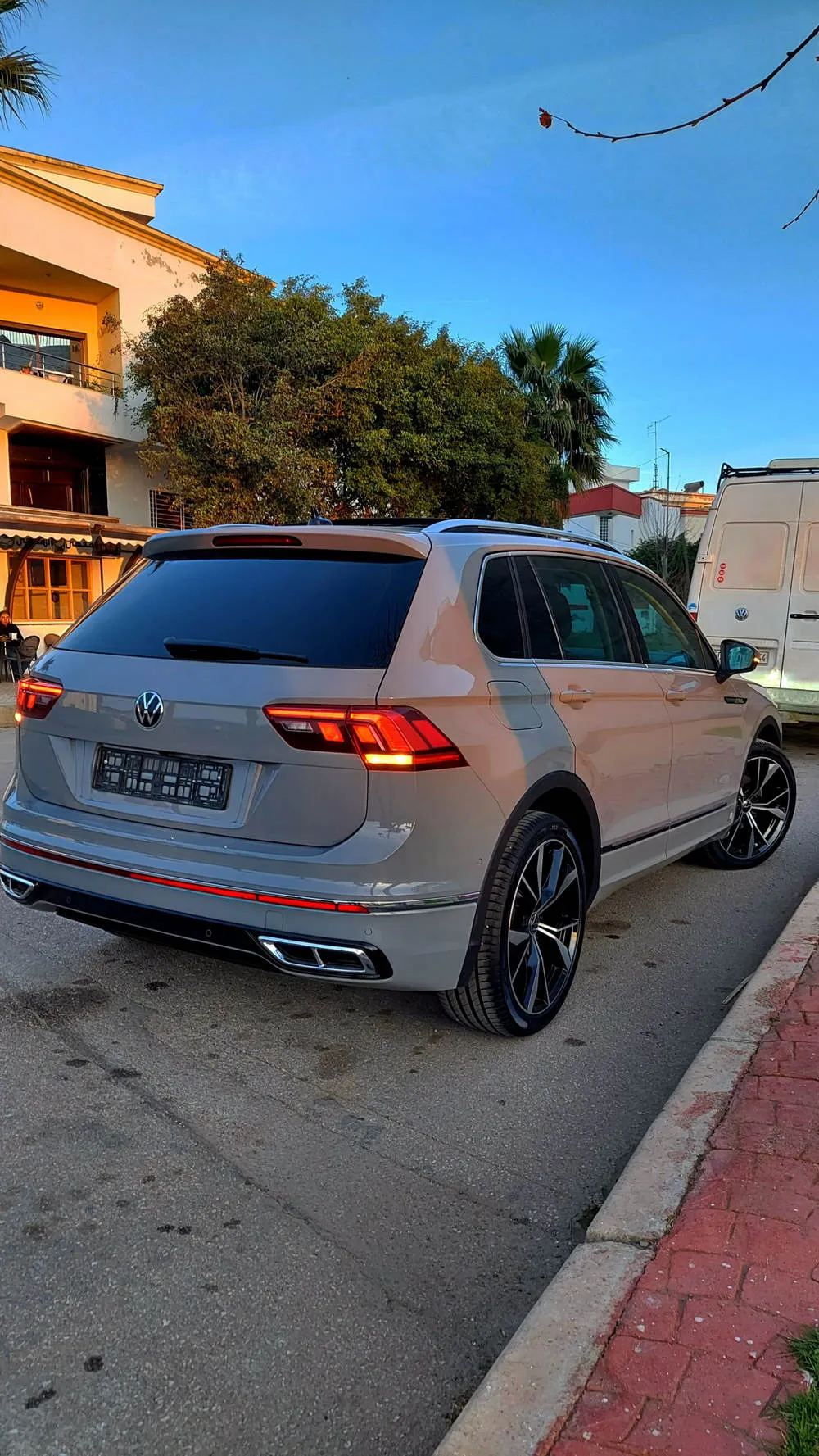 Volkswagen Tiguan R-Line - Distronic Plus, Lane Assist, Park Assist - 2020