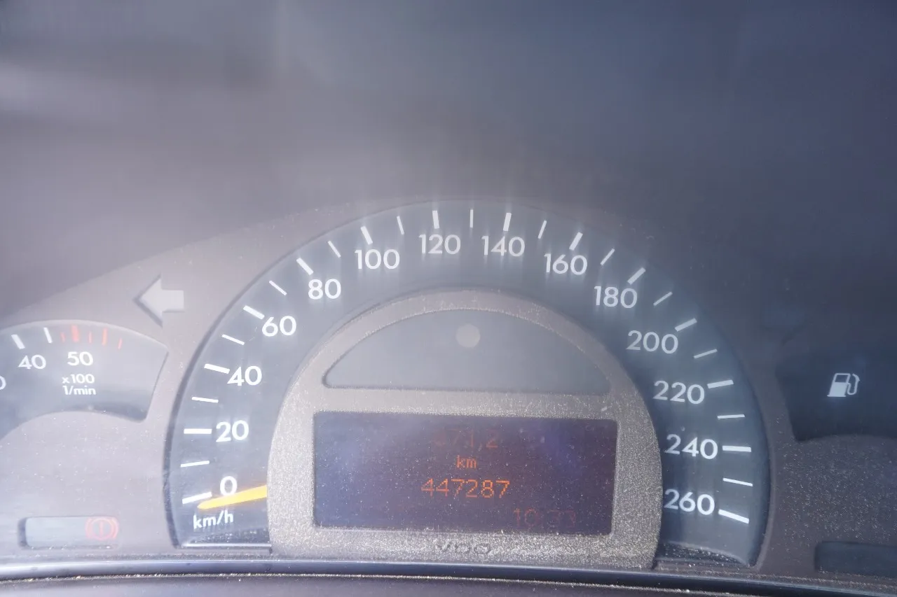 Exceptionnelle Mercedes 220 (2000) : Le Charme et la Qualité Allemande